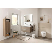 Helles Badezimmer mit Waschtisch, Spiegelschrank, Toilette, Regal und Hocker