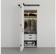 Offener Kleiderschrank mit Kleidung, Schubladen und Gepäck