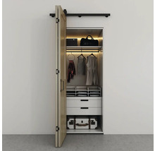 Offener Kleiderschrank mit Schiebetür, ausgestattet mit Kleidung, Taschen und Schubladen