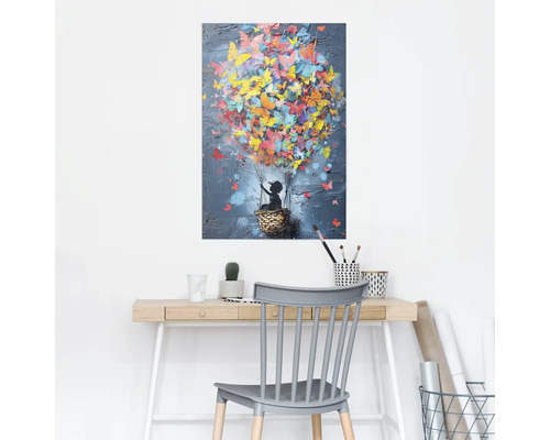 Gemälde mit einem Kind im Korb, der von bunten Schmetterlingen getragen wird, über einem Schreibtisch aufgehängt