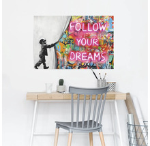 Wandbild mit Graffiti-Motiv und dem Schriftzug Folge Deinen Träumen über einem Schreibtisch