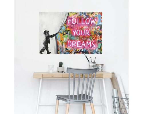 Wandbild mit Graffiti-Motiv und dem Schriftzug Folge Deinen Träumen über einem Schreibtisch