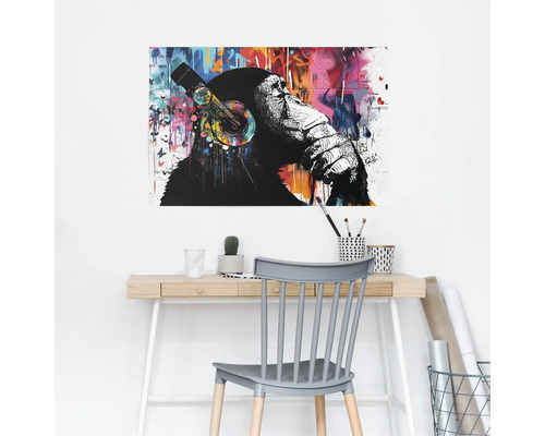 Dekoratives Wandbild mit einem Affen mit Kopfhörern über einem Schreibtisch