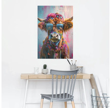 Dekoratives Kuh-Motiv mit Blumen, Sonnenbrille und Halskette als Wandbild im Büro.