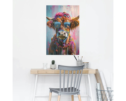 Dekoratives Kuh-Motiv mit Blumen, Sonnenbrille und Halskette als Wandbild im Büro.