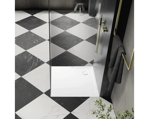 Modernes Badezimmer mit quadratischen Bodenfliesen, Dusche und Handtuchhalter