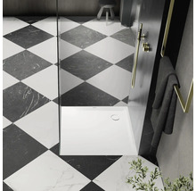 Modernes Badezimmer mit quadratischem Fliesenmuster, Dusche und Handtuchhalter