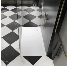 Badezimmer mit quadratischen Bodenfliesen, Dusche und Handtuch