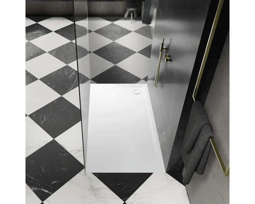 Badezimmer mit quadratischen Bodenfliesen, Dusche und Handtuch