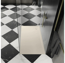 Ebenerdige Dusche mit Duschrinne und schwarz-weißem Schachbrettmuster im Badezimmer.