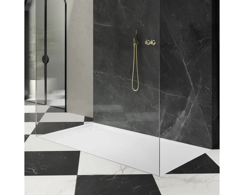 Badezimmer mit Dusche, Marmorwand und Schachbrettfliesen
