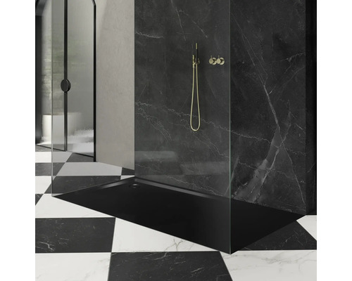 Modernes Badezimmer mit schwarzer Duschwanne, goldener Duschgarnitur und Schachbrettfliesen