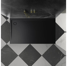 Schwarze Duschwanne im Badezimmer mit Schachbrettfliesen