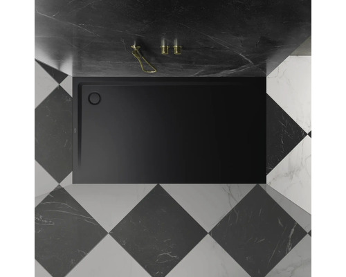 Schwarze Duschwanne im Badezimmer mit Schachbrettfliesen