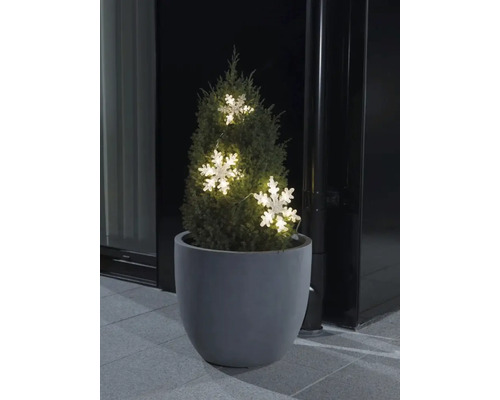 LED Lichterkettenvorhang Konstsmide außen 8 LEDs Lichtfarbe warmweiß batteriebetrieben inkl. 6 Stunden Timer Dekorativer Nadelbaum im Pflanzkübel mit Schneeflockenlichterkette