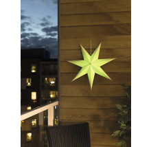 Beleuchteter Papierstern zur Dekoration auf einem Balkon