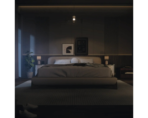 Schlafzimmer mit Bett, Nachttischen und Dekoration