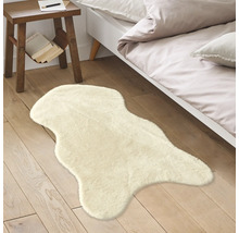 Dekorativer Teppich im Schlafzimmer auf Holzboden