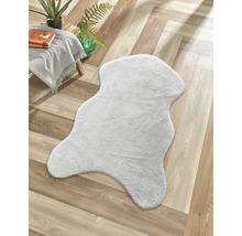 Dekorativer Teppich in Felloptik auf Holzboden