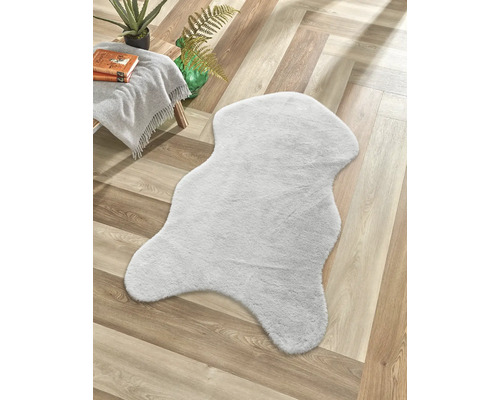 Dekorativer Teppich in Felloptik auf Holzboden