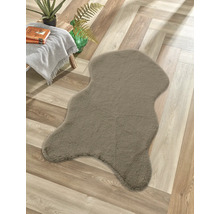 Dekorativer Teppich in unregelmäßiger Form auf einem Holzboden