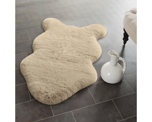 Teddyfell-Teppich im Bären-Design auf Fliesenboden