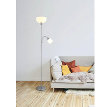 Stehlampe mit Leselampe neben einem Sofa mit Kissen