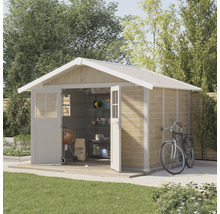 Gartenhaus mit geöffneten Türen, Grill, Holzkohlesack und Fahrrad im Garten.