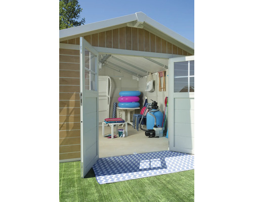 Offener Gartenschuppen mit Gartengeräten und Poolzubehör