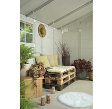 Gemütliche Sitzecke in einem Gartenhaus mit Palettenmöbeln, Kissen und Pflanzen