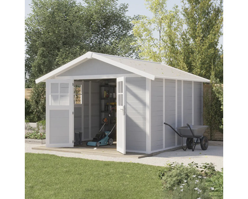 Gartenhaus mit geöffneten Türen, Rasenmäher und Schubkarre im Garten