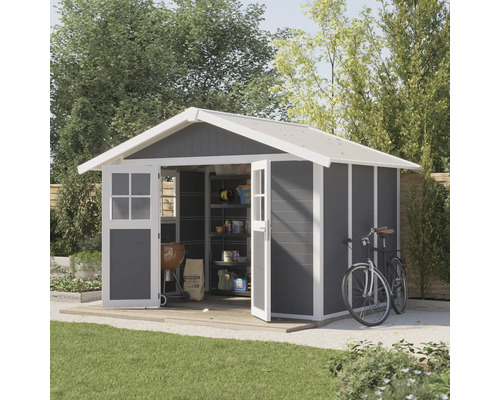 Gartenhaus mit geöffneten Türen, Grill, Fahrrad und Gartenzubehör