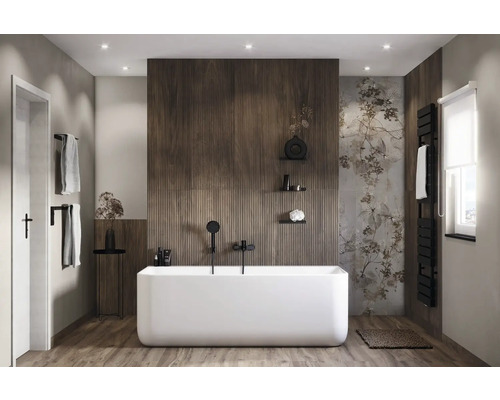 Modernes Badezimmer mit freistehender Badewanne, Holzelementen und floralen Akzenten