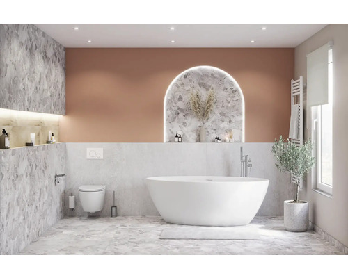 Modernes Badezimmer mit freistehender Badewanne, Toilette und Heizkörper