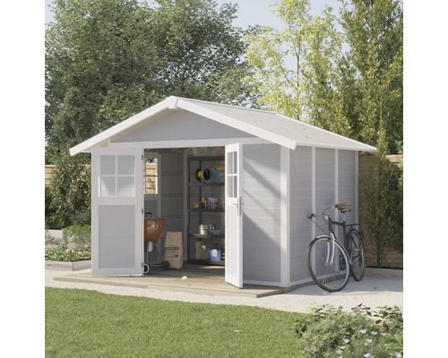 Gartenszene mit Geräteschuppen, Grill, Holzkohlesack und Fahrrad