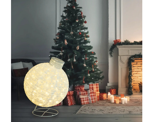 Dekorativer Weihnachtsbaum mit beleuchtetem Christbaumkugel-Ornament, Geschenken und Kamin.