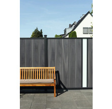 Garten mit Holzzaun und Holzbank mit Kissen