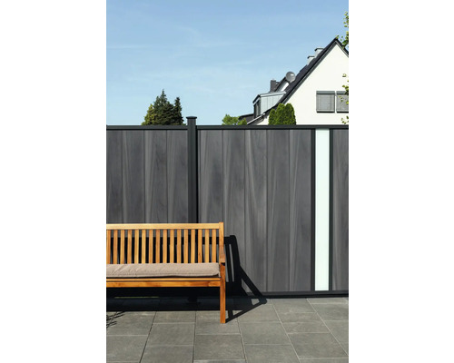 Gartenbank vor einem grauen Sichtschutzzaun mit Glaselement
