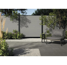 Sichtschutzzaun aus Kunststoff mit Gartenmöbeln und Pflanzen