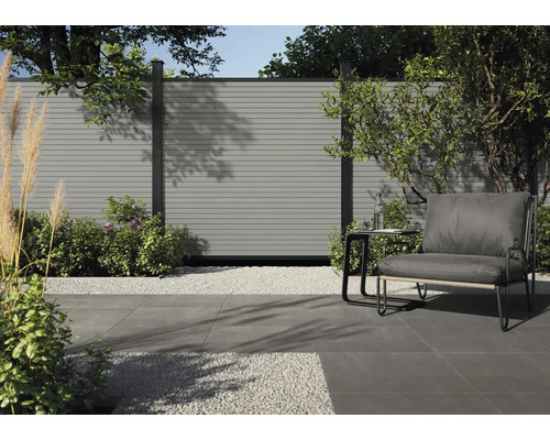 Sichtschutzzaun aus Kunststoff mit Gartenmöbeln und Pflanzen