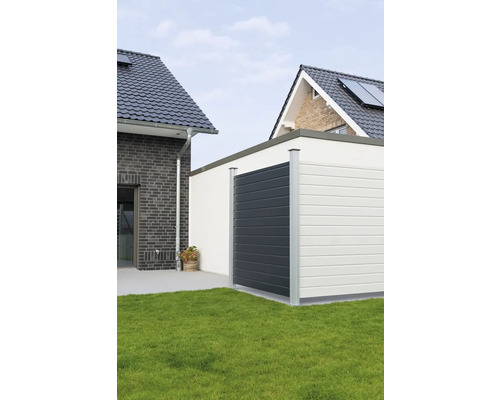 Modernes Gerätehaus aus Holz und Metall im Garten