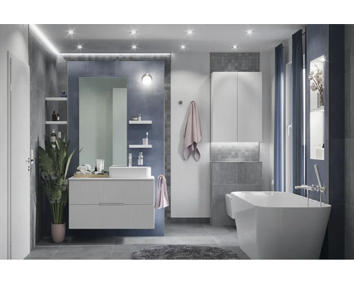 Feinsteinzeug Bodenfliese Noblesse 60x60 cm blau matt rektifiziert Modernes Badezimmer mit Waschtisch, Spiegel, Badewanne und Beleuchtung