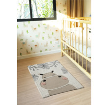 Kinderzimmer mit Teppich und Tiermotiv neben einem Kinderbett