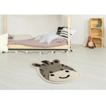 Dekorativer Teppich mit Tigergesicht im Kinderzimmer.