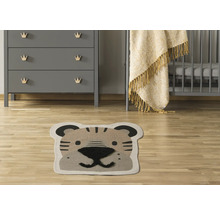 Kinderzimmer mit Kommode, Kinderbett und Teppich im Tigerdesign