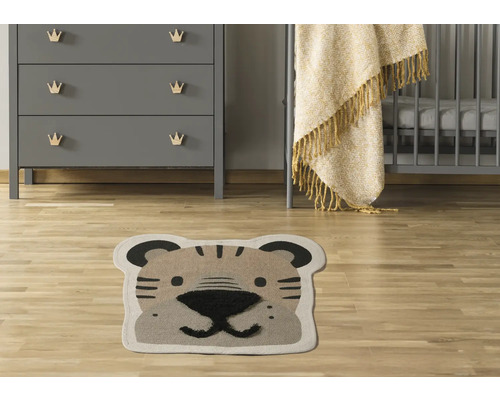 Kinderzimmer mit Kommode, Kinderbett und Teppich im Tigerdesign