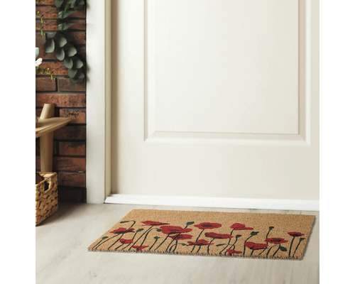 Fußmatte aus Kokosfaser mit Mohnblumenmuster vor einer Tür