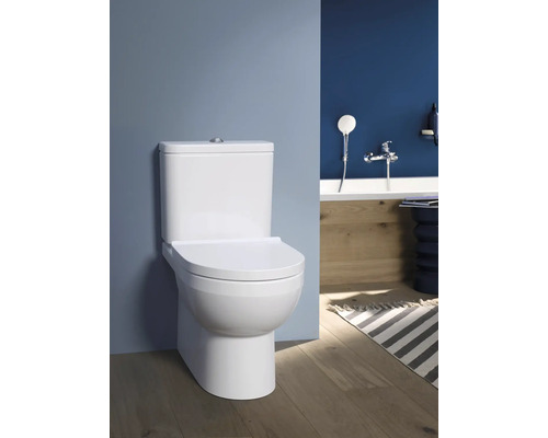 Weißes Stand-WC in Badezimmerumgebung