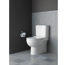 Weißes Stand-WC vor grauer Wand und Fliesen