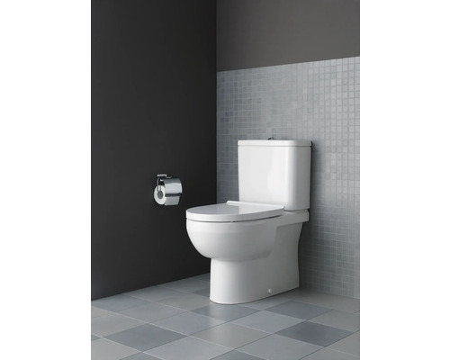 Weißes Stand-WC vor grauer Wand und Fliesen